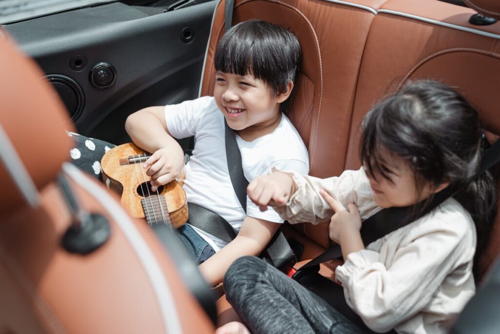 2 kids in a car